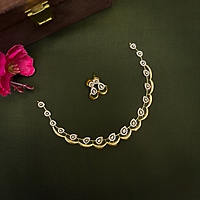 Halfmoon with leaf neckset